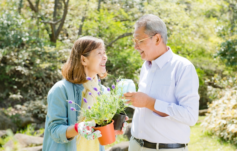 庭の手入れをするシニア夫婦 イメージ写真