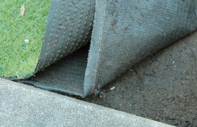 人工芝や防草シート、透水性の高い素材 イメージ写真2