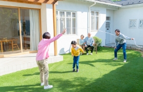 クッション性のある樹脂デッキや柔らかな芝生スペース イメージ写真2